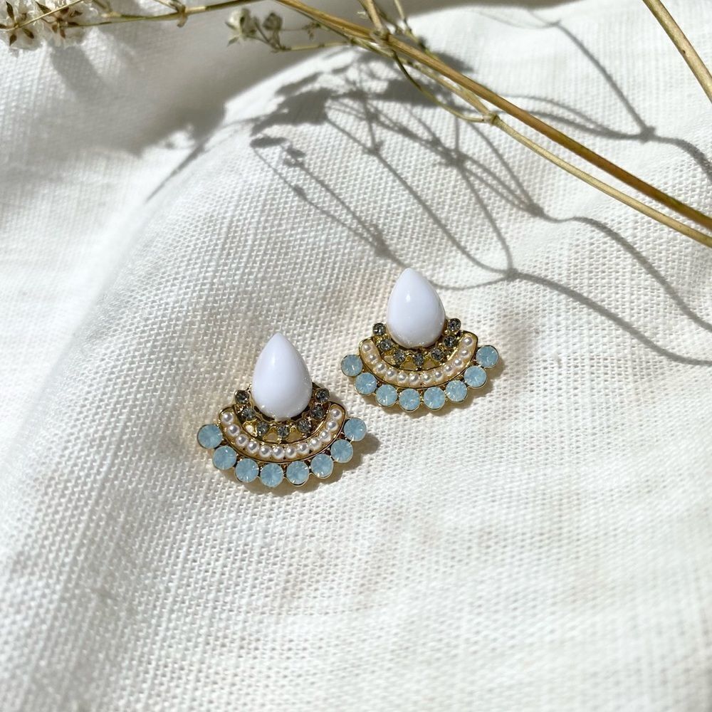 White and iridescent stud earrings 🤍💎